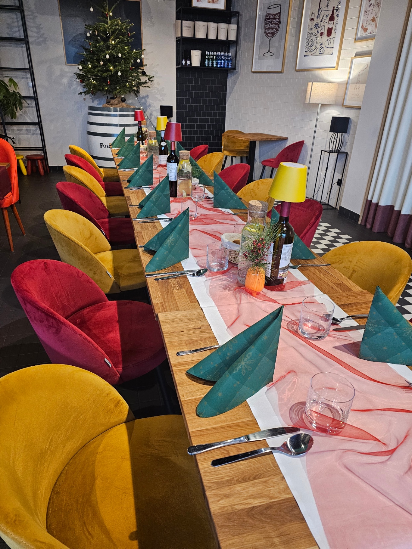 Stół przygotowany na świąteczne przyjęcie w Bistro MineWine