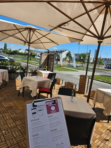 Ogródek Bistro MineWine z parasolami i nakrytymi stołami
