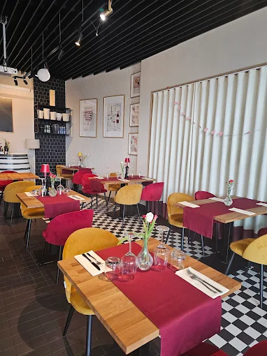 Wnętrze sali Bistro MineWine z aranżacją na przyjęcie