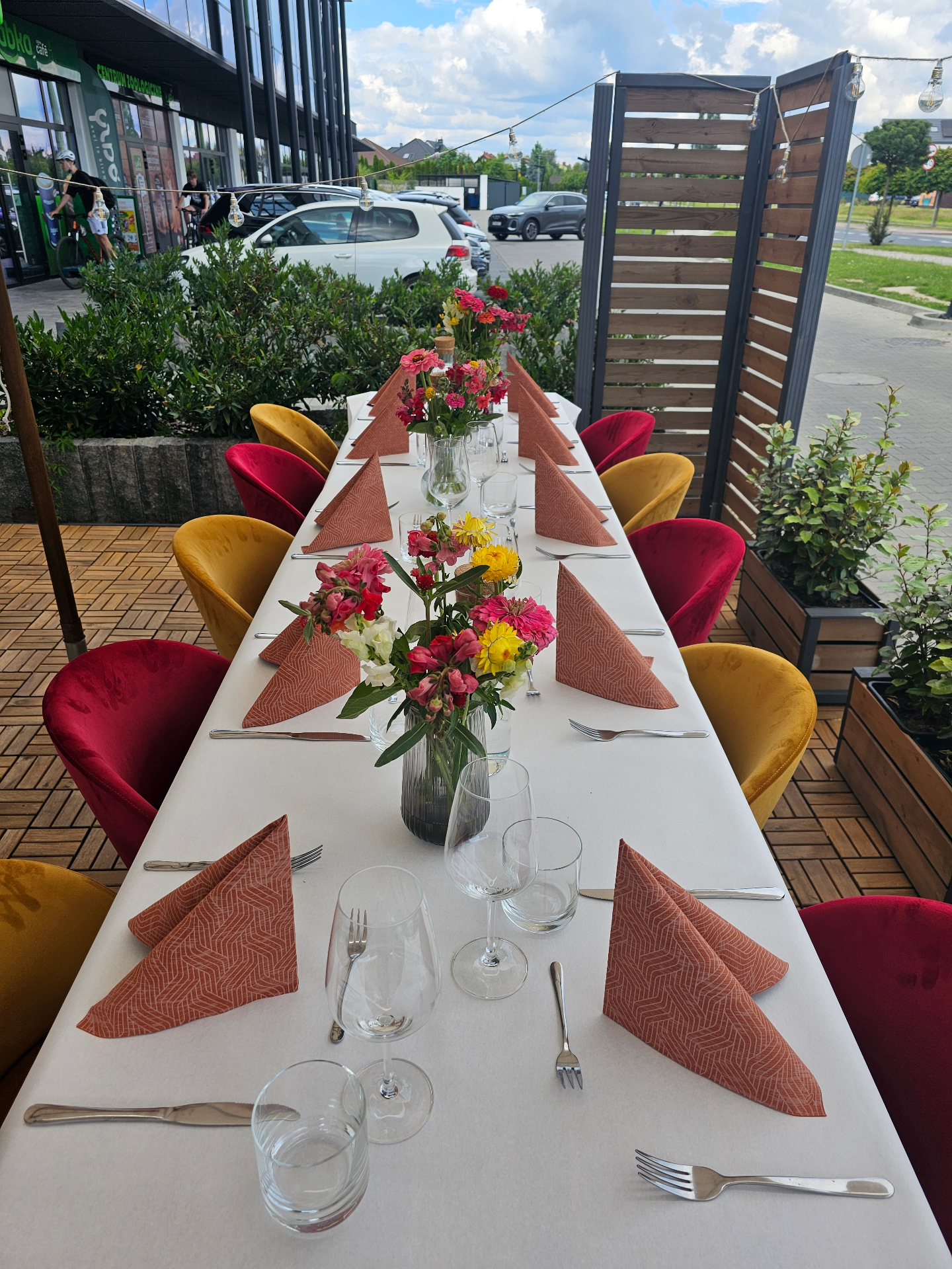 Letnie przyjęcie w ogródku Bistro MineWine